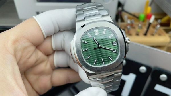 Patek Philippe Nautilus 5711 Super Clone Watch with Green Dial 1146326237 - front view | Nautilus